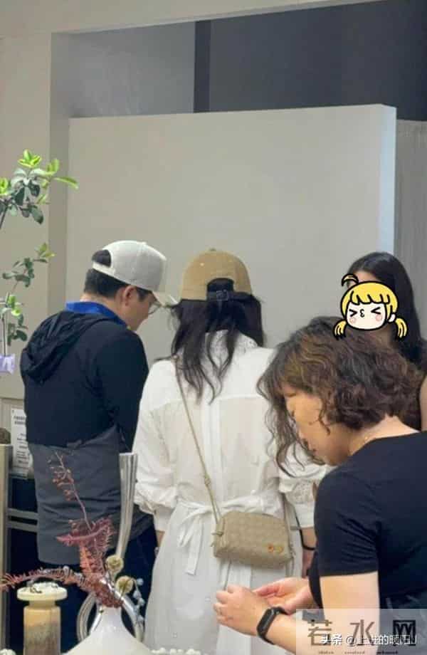 郭晶晶送霍启刚花