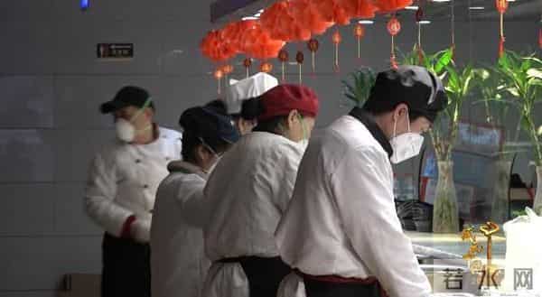 武汉战疫快递小哥汪勇接受表彰