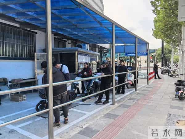 第十一回电影-直接在派出所违法改装?上海街头惊现“流水线”式造假,现场操作让人瞠目