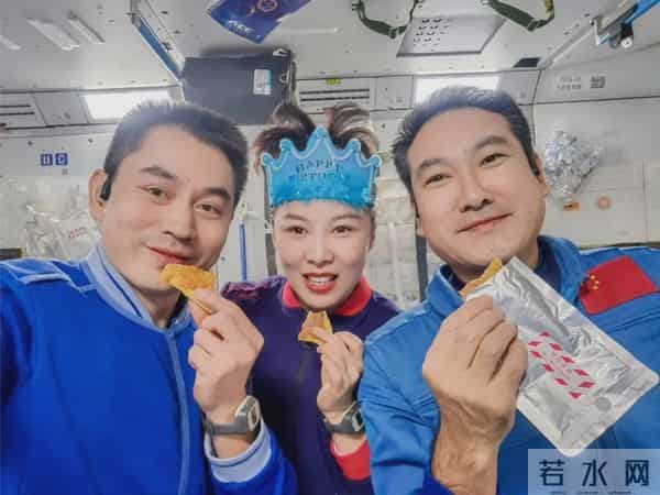 航天员太空就餐场面