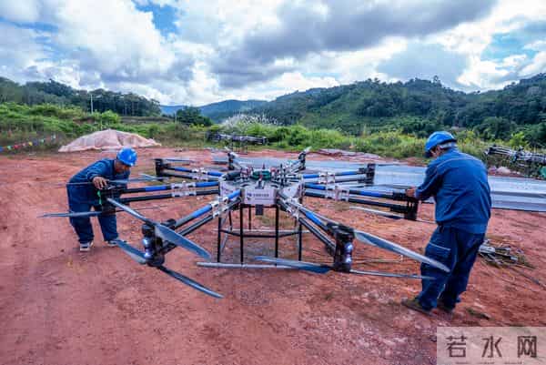 直升机追踪堵截象群