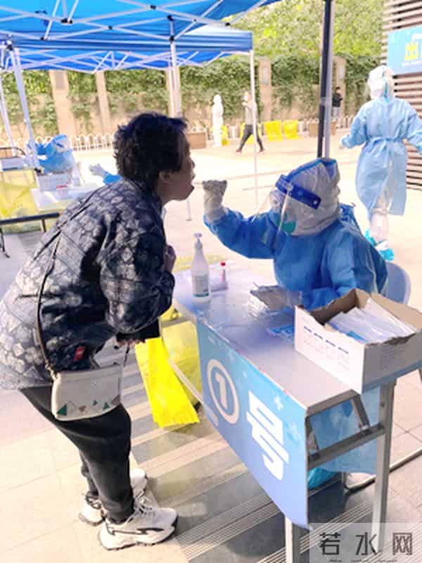 护士为女儿做核酸检测被喊阿姨