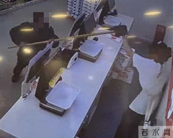 警方回应男子持锄头追打孩子