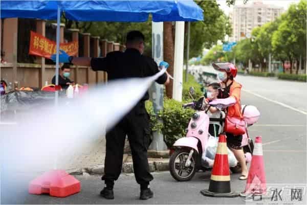 心圆西苑疫情-这波操作太暖心！直击心圆西苑小区封闭管理现场，隔离不隔爱