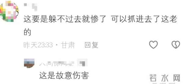 警方回应男子持锄头追打孩子