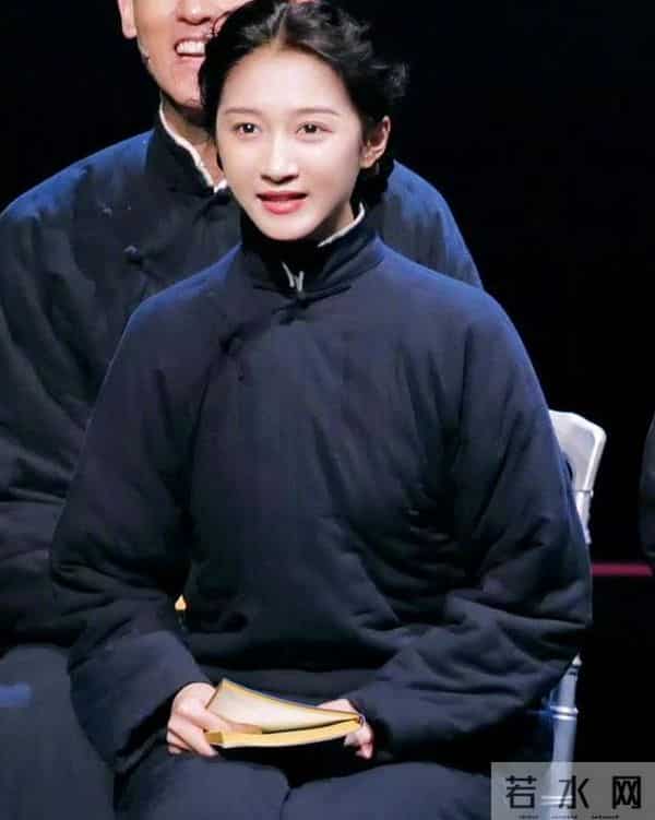 关晓彤吴谨言再现抗战文艺经典