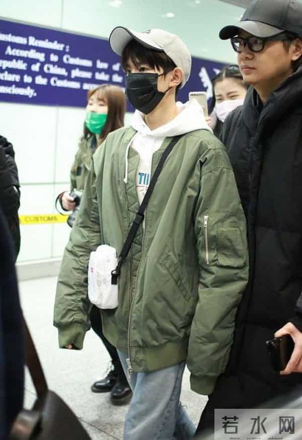 王源打飞机-王源联合国演讲回国 机场对粉丝模仿飞机起飞