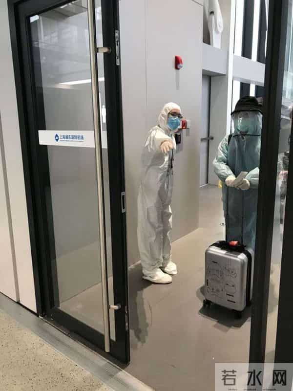 9c8580-抗疫前线的95后春秋地服,中午穿上防护服开始工作,一直到第二天凌晨才能够脱下