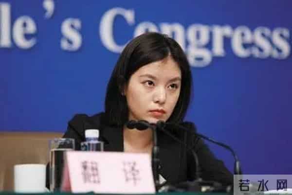 翻译张京简介-冷艳女翻译张京一夜成名，凭的是美貌和运气吗？