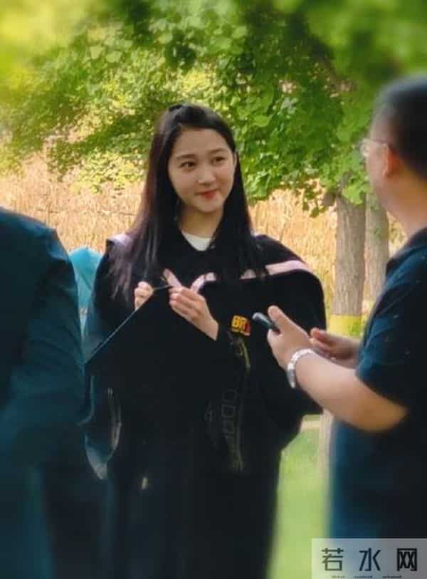 关晓彤补拍毕业照