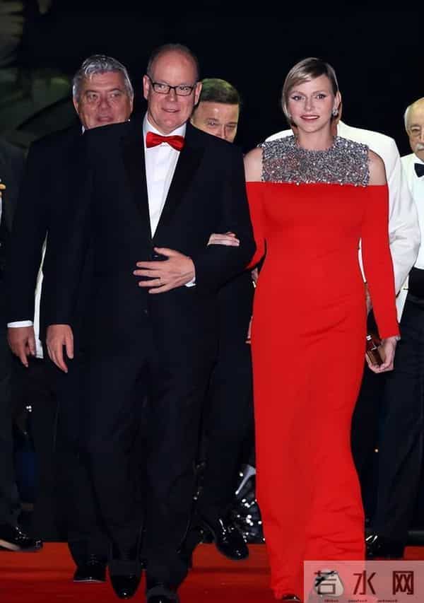 摩洛哥王妃-摩纳哥王妃闪耀庆功宴把人美到了！一身钻石红裙太闪耀，好惊艳