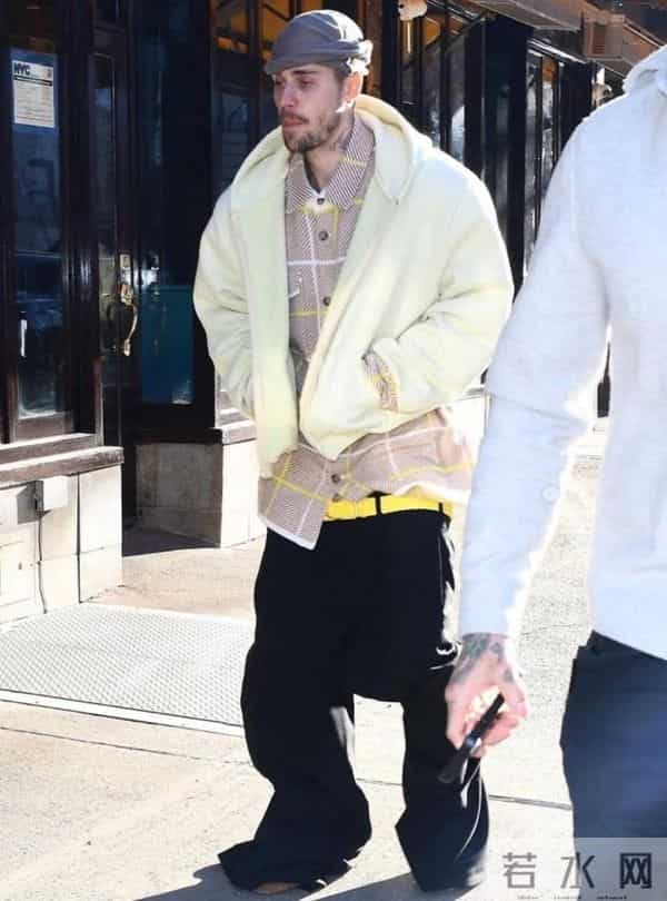 贾斯汀-比伯-31岁贾斯汀·比伯带妻儿发新专辑，裤腰卡臀部下，被嘲“长不大”