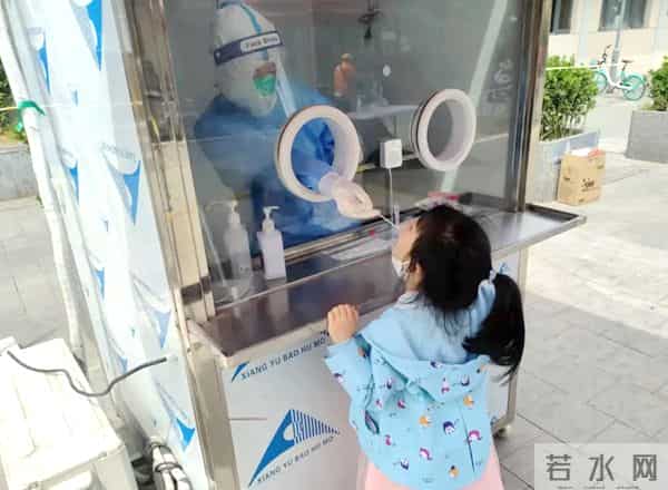 护士为女儿做核酸检测被喊阿姨