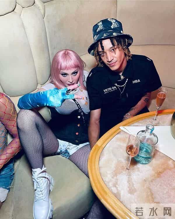 本能莎朗斯通-63岁莎朗·斯通约会25岁说唱歌手,《本能》女星开心,又一麦当娜