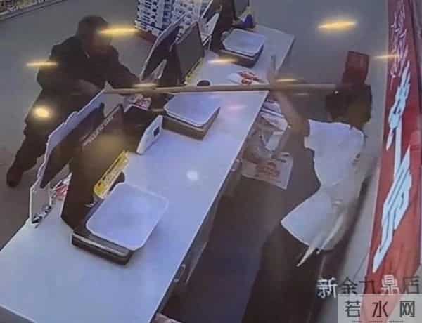 警方回应男子持锄头追打孩子