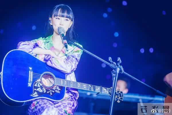 黄龄把腿上的淤青画成锦鲤