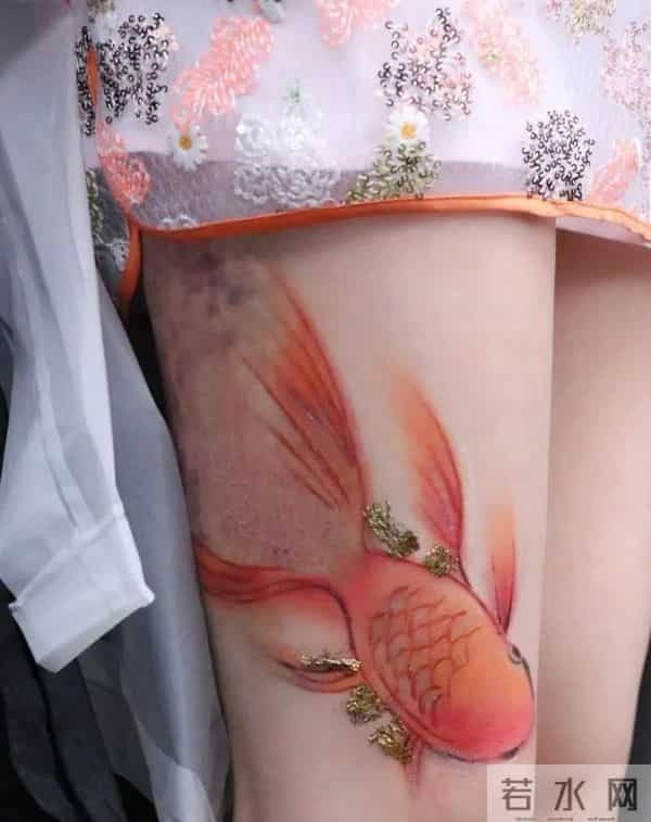 黄龄把腿上的淤青画成锦鲤