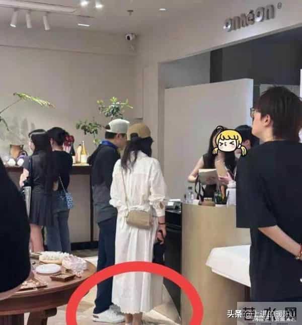 郭晶晶送霍启刚花