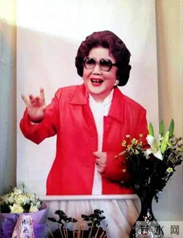 杨飞飞-用掌声送别沪剧女王杨飞飞落葬上海，这场告别仪式看哭了！