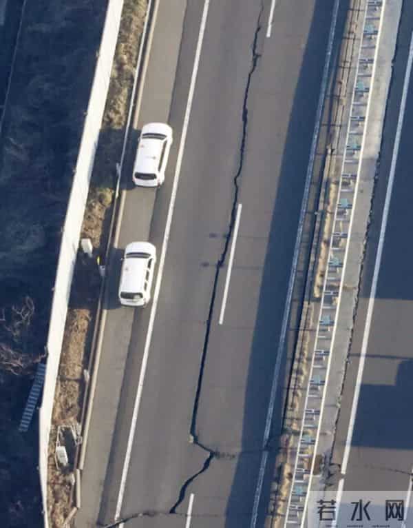 现场-日本强震后公路裂开50米长缝