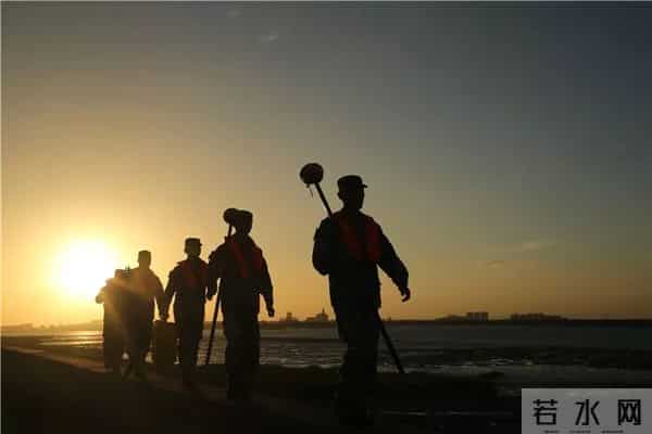 铁汉子-这群兵哥被誉为踏礁量海“铁汉子”，他们究竟经历了什么……