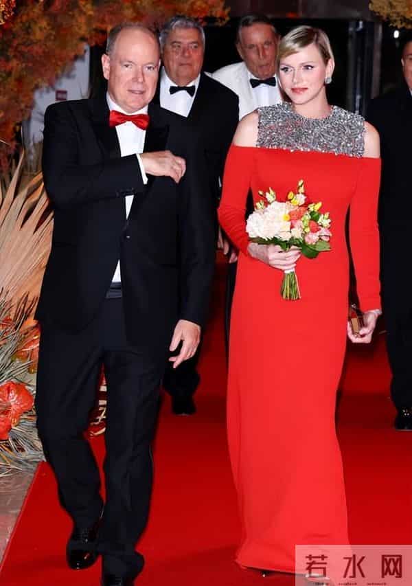 摩洛哥王妃-摩纳哥王妃闪耀庆功宴把人美到了！一身钻石红裙太闪耀，好惊艳