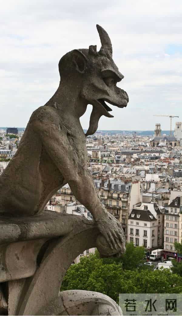 圣母院着火-巴黎圣母院突发大火！塔尖倒塌的那一刻，太心痛了！