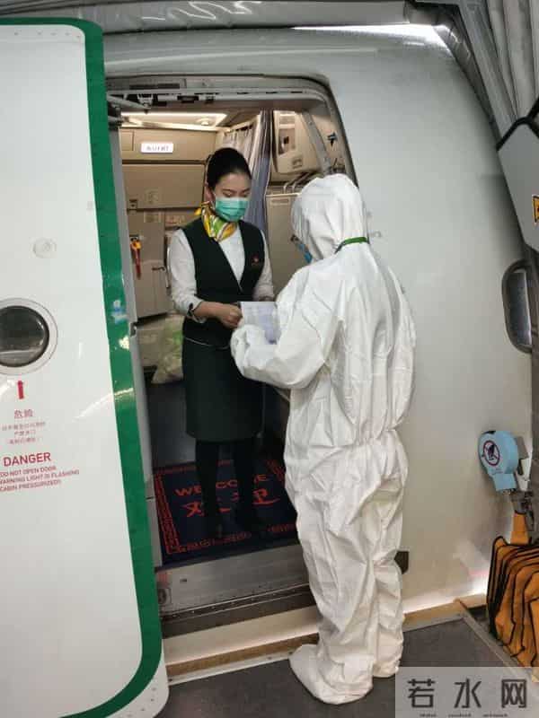 9c8580-抗疫前线的95后春秋地服,中午穿上防护服开始工作,一直到第二天凌晨才能够脱下