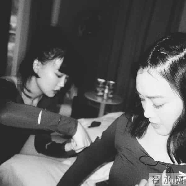 黄龄把腿上的淤青画成锦鲤