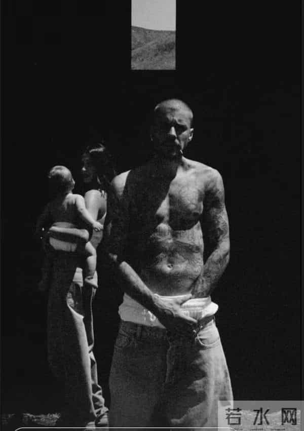 贾斯汀-比伯-31岁贾斯汀·比伯带妻儿发新专辑，裤腰卡臀部下，被嘲“长不大”