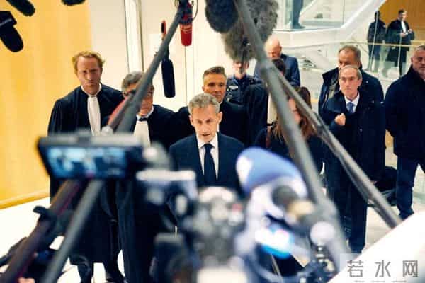 卡拉 布吕尼-“金光闪闪的超级总统”,入狱了