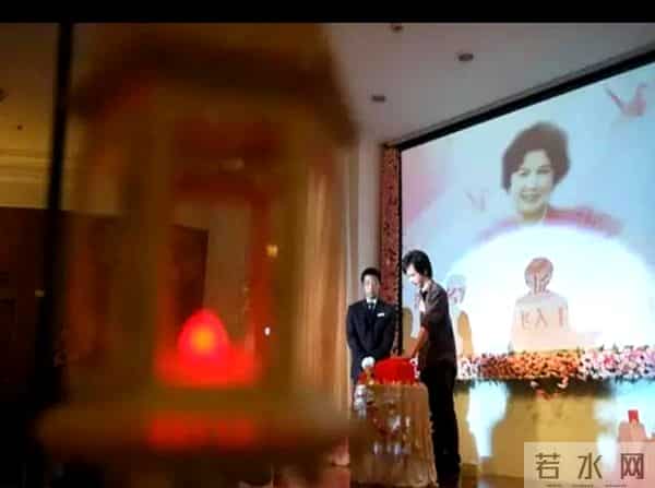 杨飞飞-用掌声送别沪剧女王杨飞飞落葬上海，这场告别仪式看哭了！