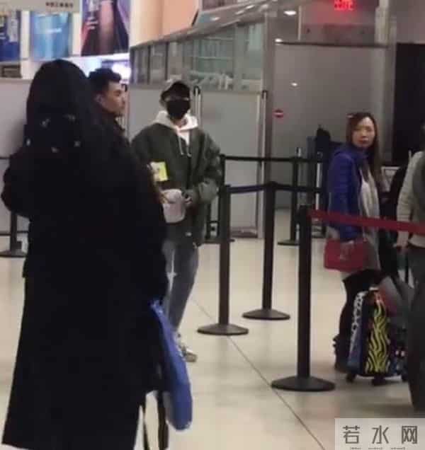 王源打飞机-王源联合国演讲回国 机场对粉丝模仿飞机起飞