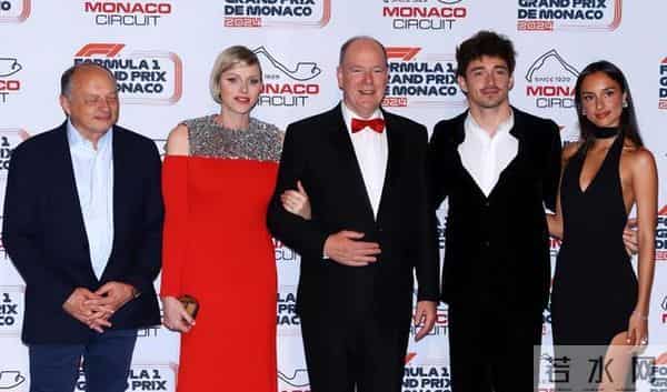 摩洛哥王妃-摩纳哥王妃闪耀庆功宴把人美到了！一身钻石红裙太闪耀，好惊艳