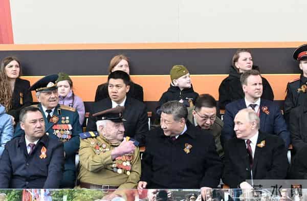 俄战车驾驶员挂祖父照片红场受阅