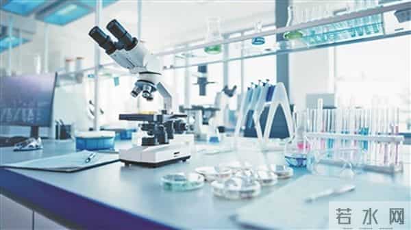 实验室起火博士后头顶火苗冲出