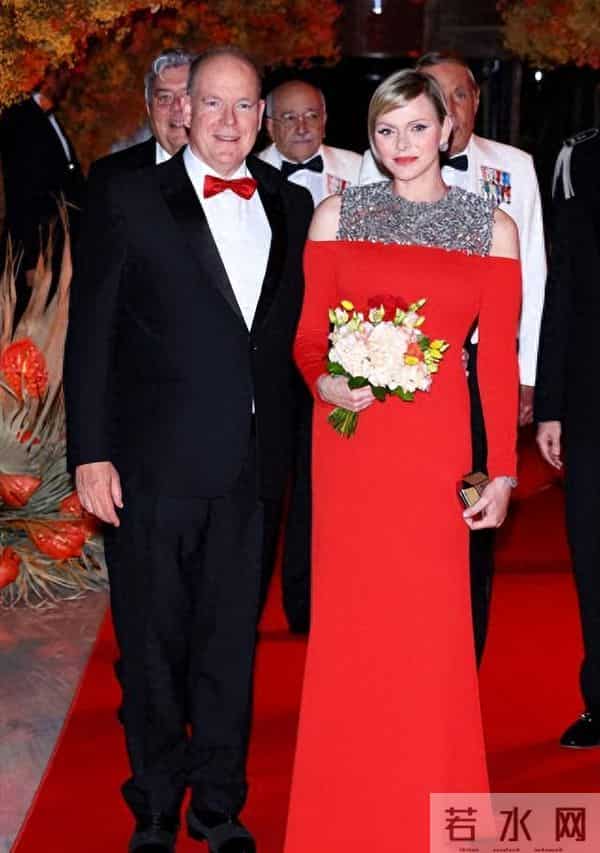 摩洛哥王妃-摩纳哥王妃闪耀庆功宴把人美到了！一身钻石红裙太闪耀，好惊艳