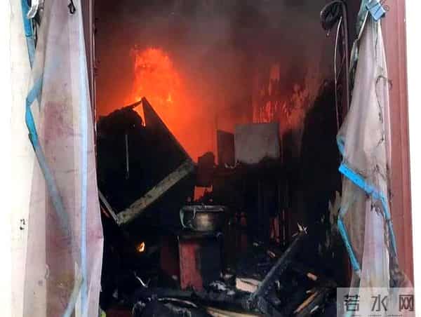 冰箱拿饮料爆炸