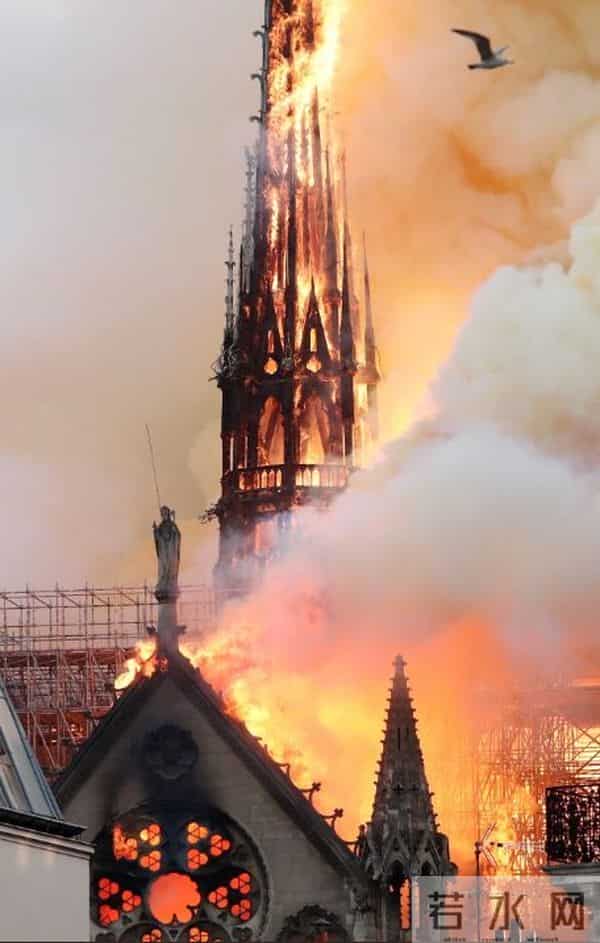 圣母院着火-巴黎圣母院突发大火！塔尖倒塌的那一刻，太心痛了！
