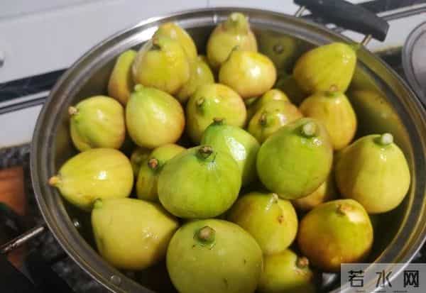 上海居民12点准时走出小区