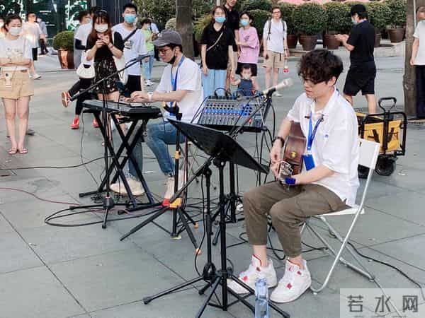 廖敏杰-街头歌手在直播间