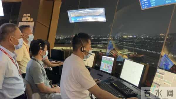 深圳机场塔台欢迎孟晚舟归来