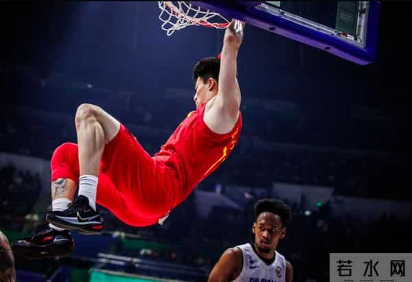 男篮世界杯现场观战的姚明脸色糟糕