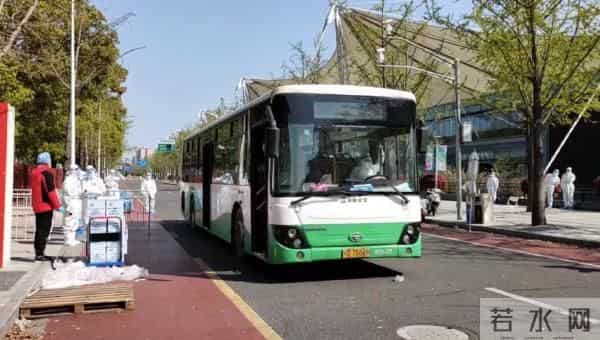 上海世博展览馆方舱首批患者出院