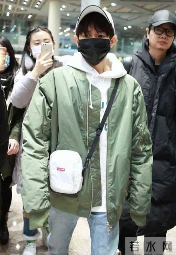 王源打飞机-王源联合国演讲回国 机场对粉丝模仿飞机起飞