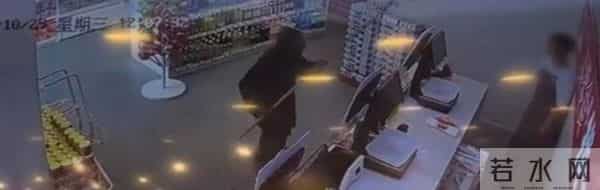 警方回应男子持锄头追打孩子