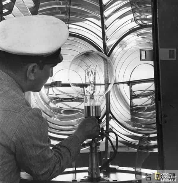 爱迪生的发明-爱迪生发明的是灯泡？还是白炽灯？