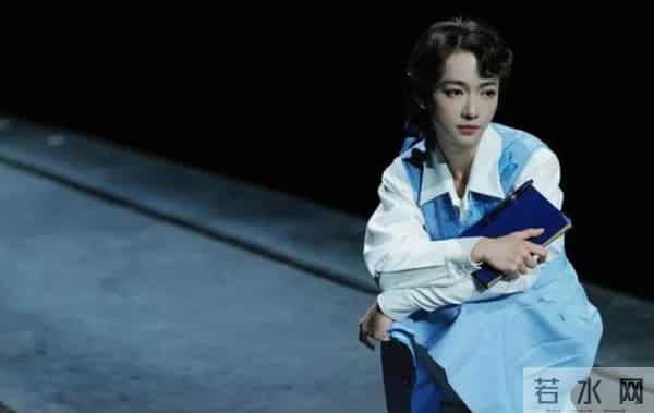 关晓彤吴谨言再现抗战文艺经典