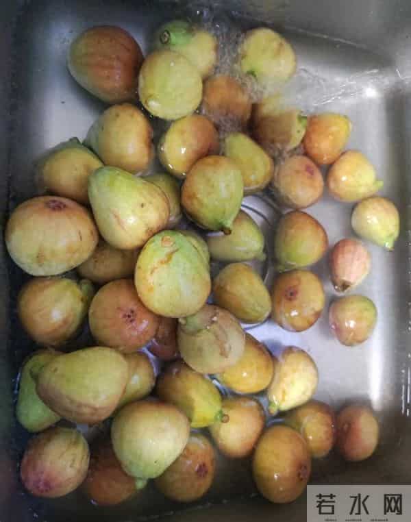 上海居民12点准时走出小区