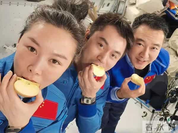 航天员太空就餐场面